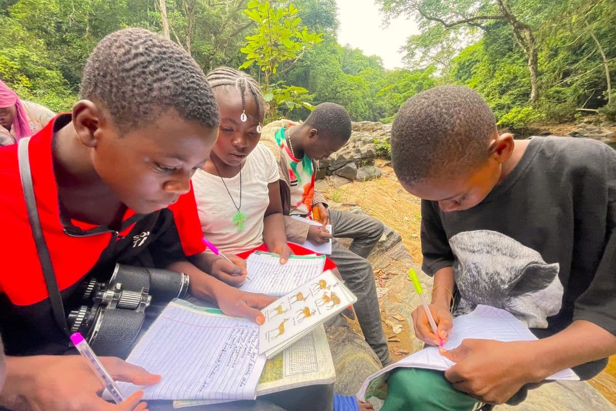 Children learning about local wildlife on an excursion. 