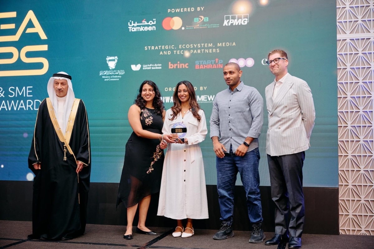 Nuwat receiving Award