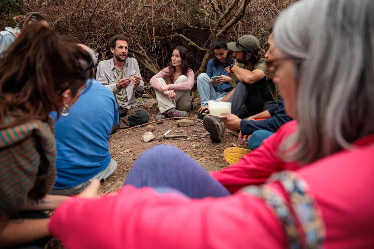 People gathered credit Collettivo Rewild Sicily, Mathia Coco