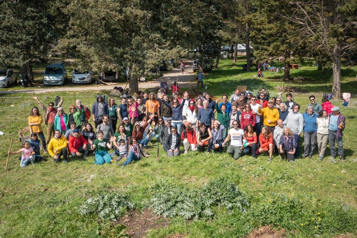 People gathered outdoors for a group photo credit Collettivo Rewild Sicily, Stefano Coco